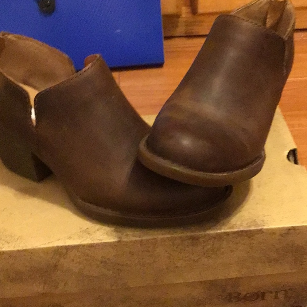 I’m selling a pair of dark brown of boots